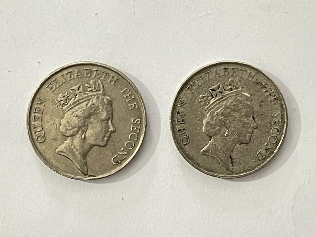 1988年已絕版英女皇硬幣伍元$5, Five dollar of Hong Kong of 1988. Queen Elizabeth the  second另有1989年5元@150可相議(((尚餘一套88年&89年共2個)))Just one more set,1988 & 1989 of  years only. HK$300/set only, 興趣及遊戲, 收藏品及紀念品, 錢幣- Carousell