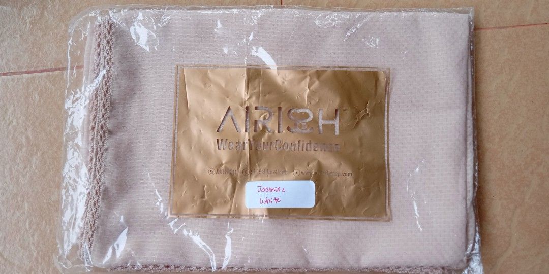 Arzu (Category: Hijabs) located in Kluang. Submitted by luckywind.0cb735 (Listing ID 1237431260, Image 3). Description: Tudung jenama AIRISSH...tudung baru cuma tak latest design..harga boleh je runding,pos saya belanja...