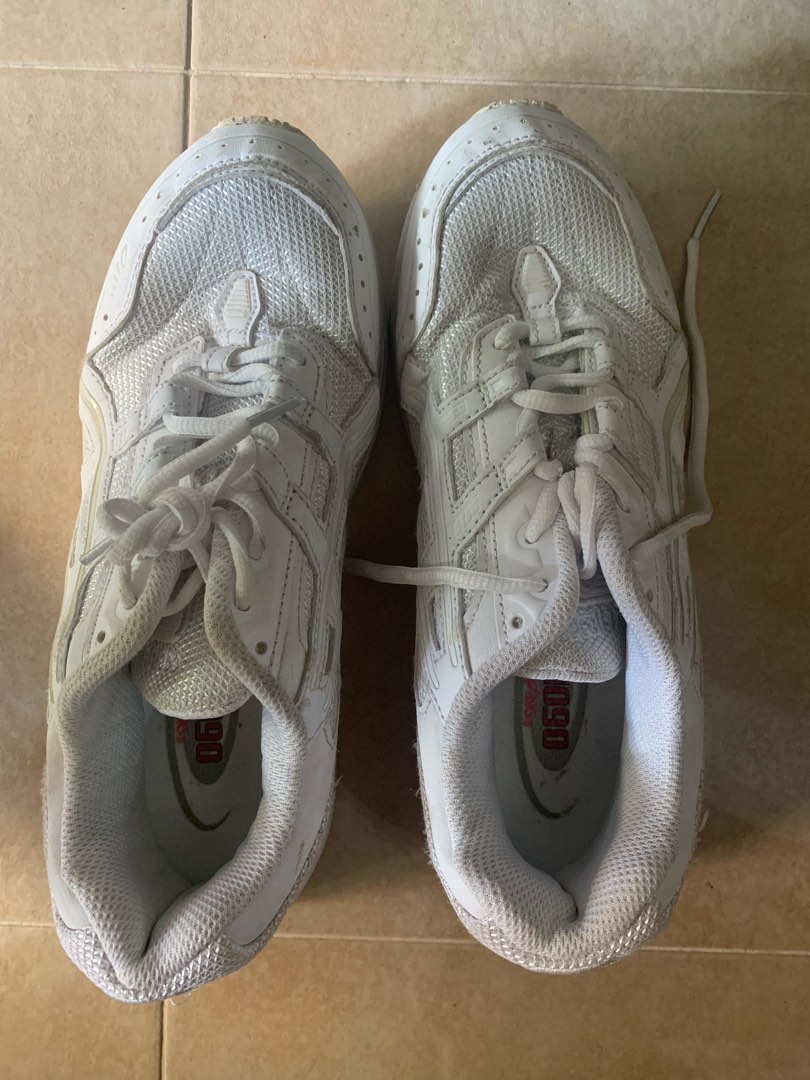 White hotsell sneakers asics