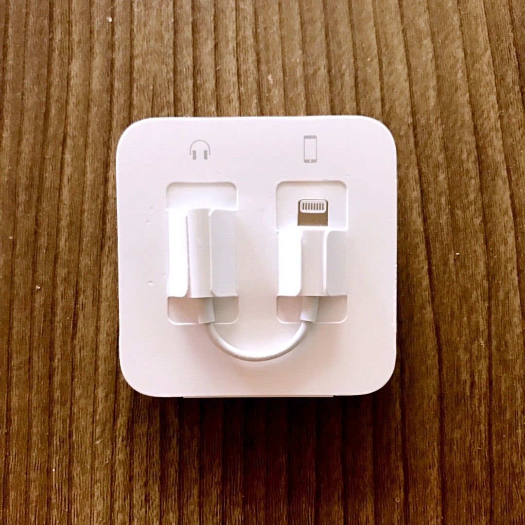 Authentic Apple Jack Adapter (Category: Earphones) located in Singapore. Submitted by averlast88 (Listing ID 1237448108, Image 1). Description: Jack Adapter #.