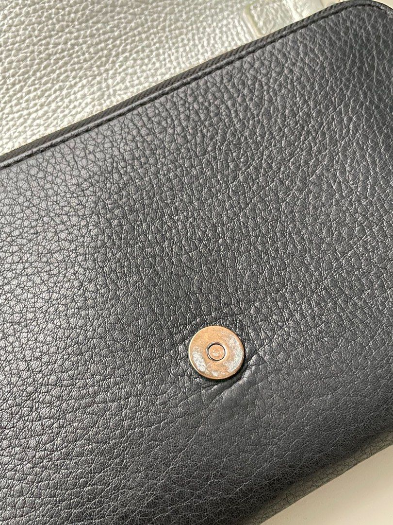 Authentic Tory Burch Crossbody Purse (Category: Luxury Bags & Wallets) located in Bacoor. Submitted by loup.dj (Listing ID 1237525452, Image 3). Description: PM me if you need more details about the product. .