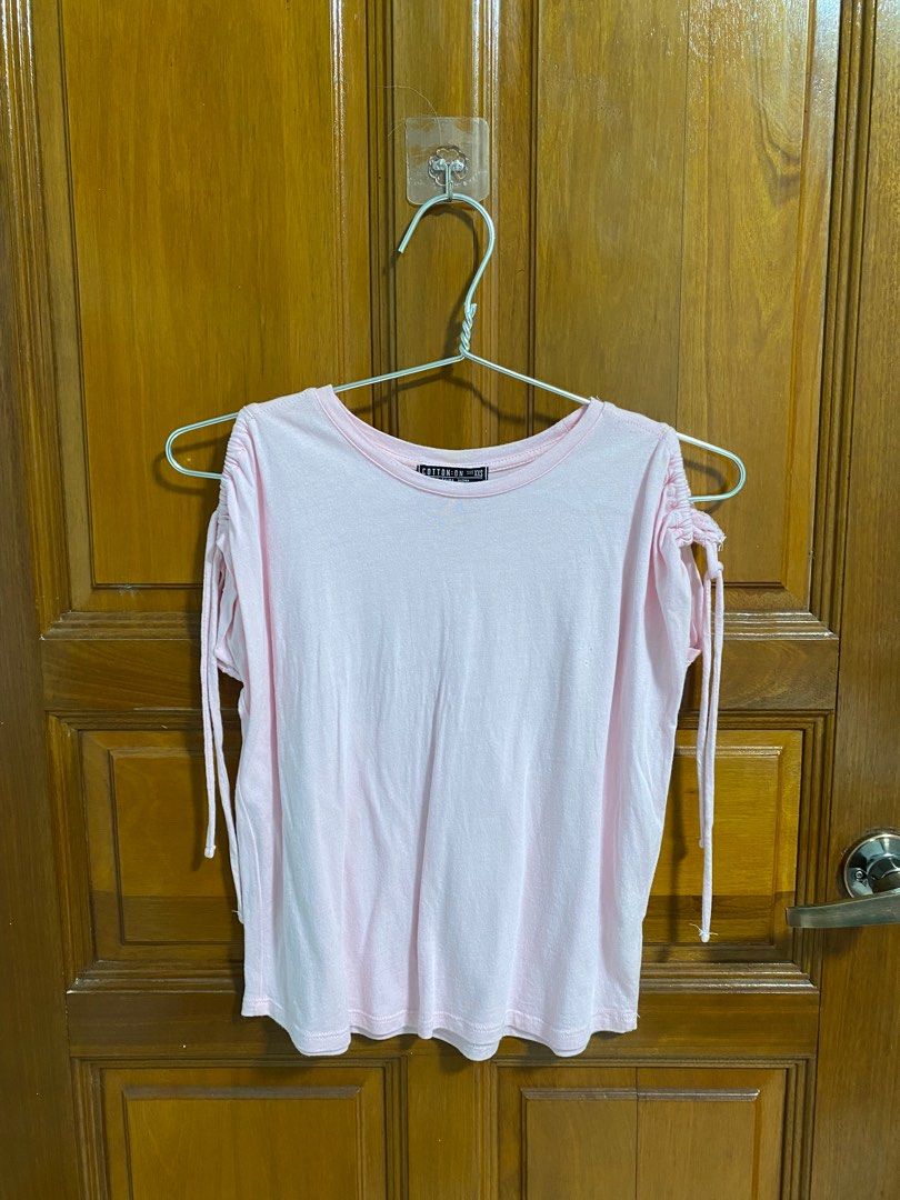Basic top (Category: Shirts) located in Singapore. Submitted by nofakespls (Listing ID 1237408774, Image 9). Description: Pm me for more details Trades r welcome.