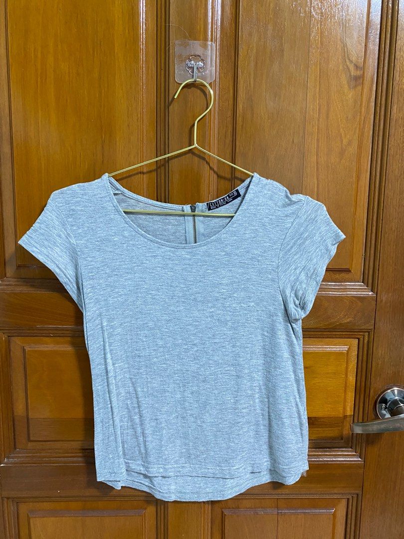 Basic top (Category: Shirts) located in Singapore. Submitted by nofakespls (Listing ID 1237408774, Image 3). Description: Pm me for more details Trades r welcome.