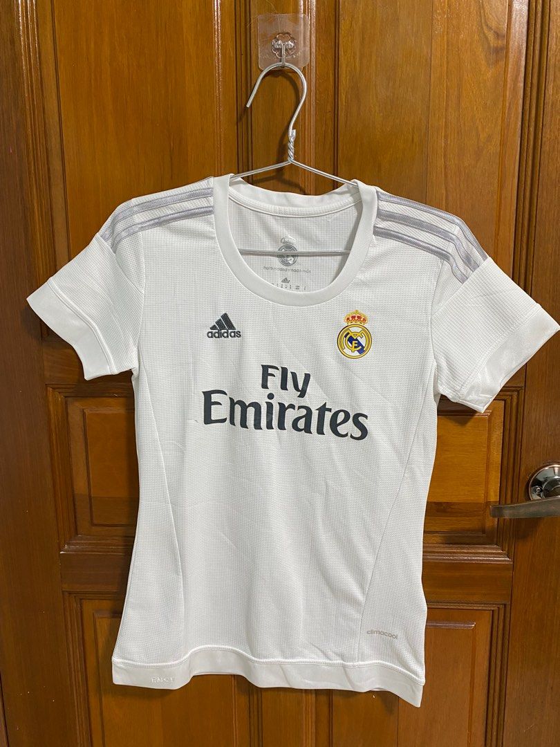 Basic top (Category: Shirts) located in Singapore. Submitted by nofakespls (Listing ID 1237408774, Image 7). Description: Pm me for more details Trades r welcome.