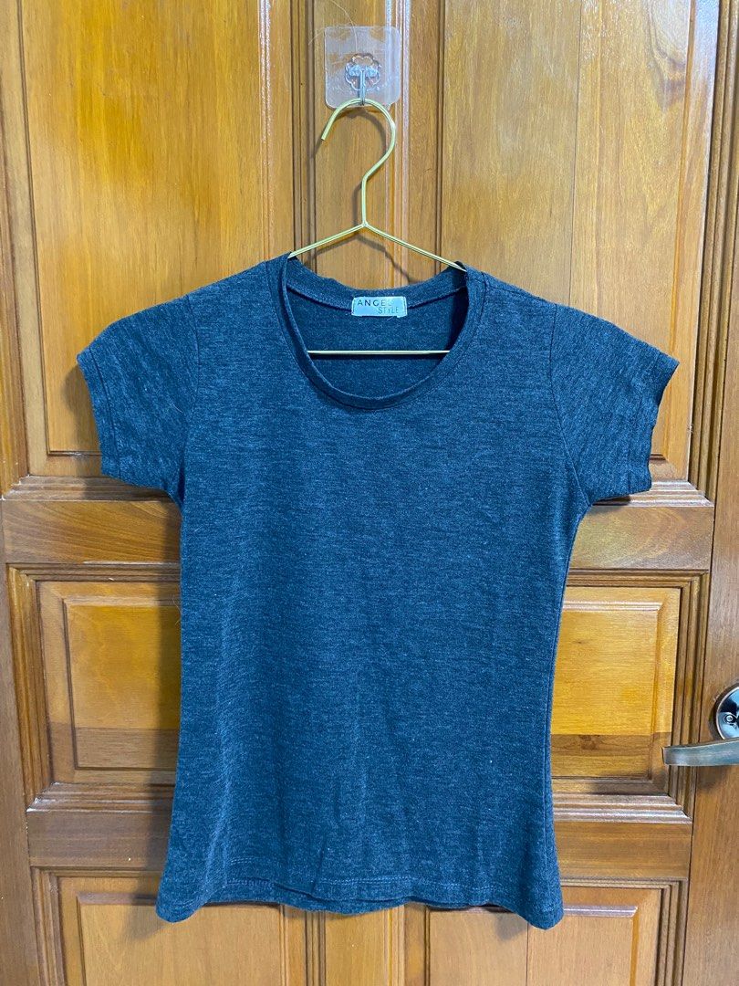 Basic top (Category: Shirts) located in Singapore. Submitted by nofakespls (Listing ID 1237408774, Image 6). Description: Pm me for more details Trades r welcome.