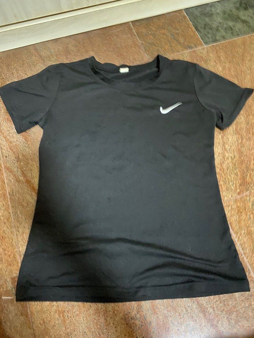 Basic tshirt (Category: Shirts) located in Singapore. Submitted by nofakespls (Listing ID 1237408121, Image 6). Description: PM me for more details. Trades r welcome. .