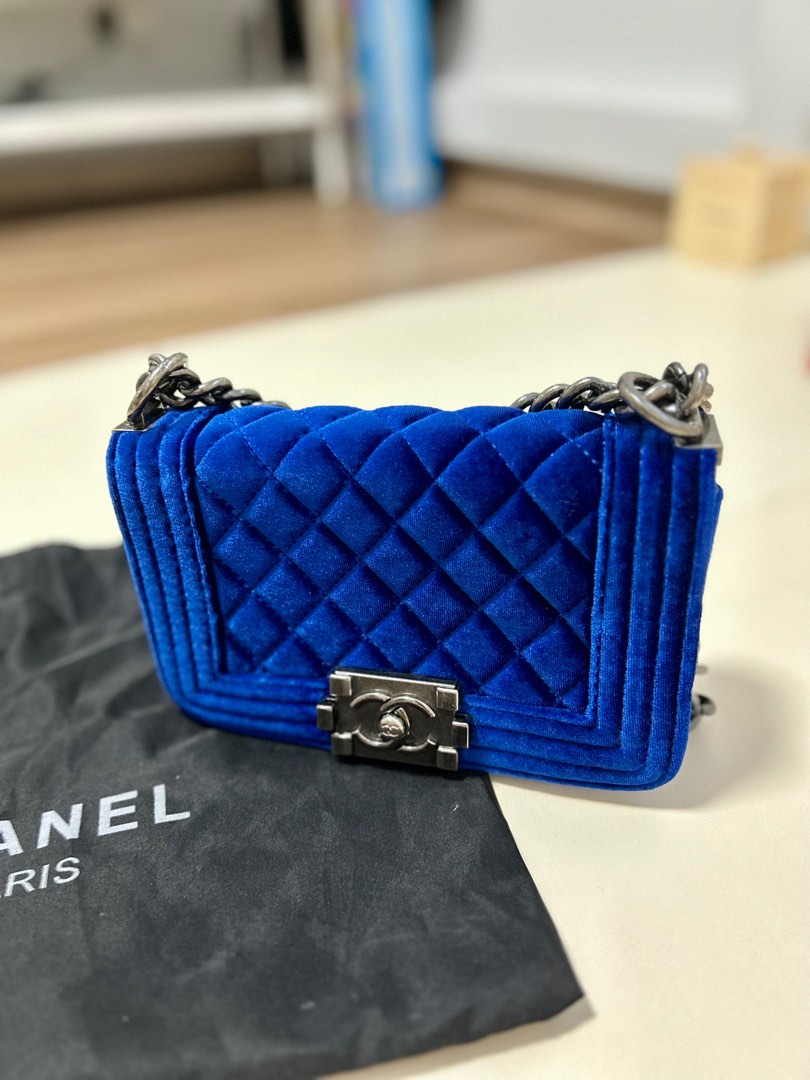 Blue top velvet handbag