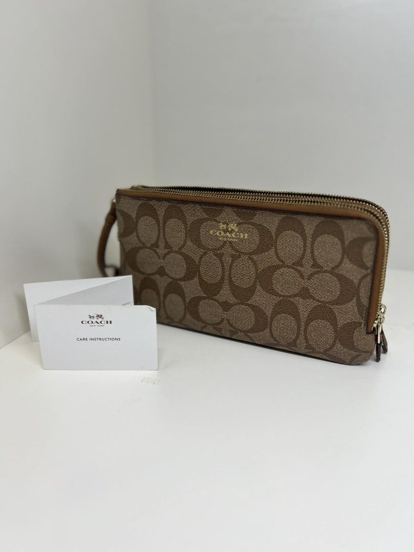 Coach pouchette (Category: Luxury Bags & Wallets) located in Manila. Submitted by decluttereez (Listing ID 1237514845, Image 1). Description: .