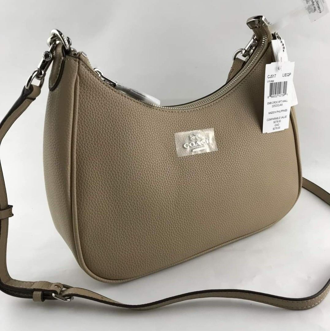 Coach Teri Hobo ( Khaki ) (Category: Luxury Bags & Wallets) located in Paranaque City. Submitted by aralofranco (Listing ID 1237448547, Image 1). Description: 2 way bag.
