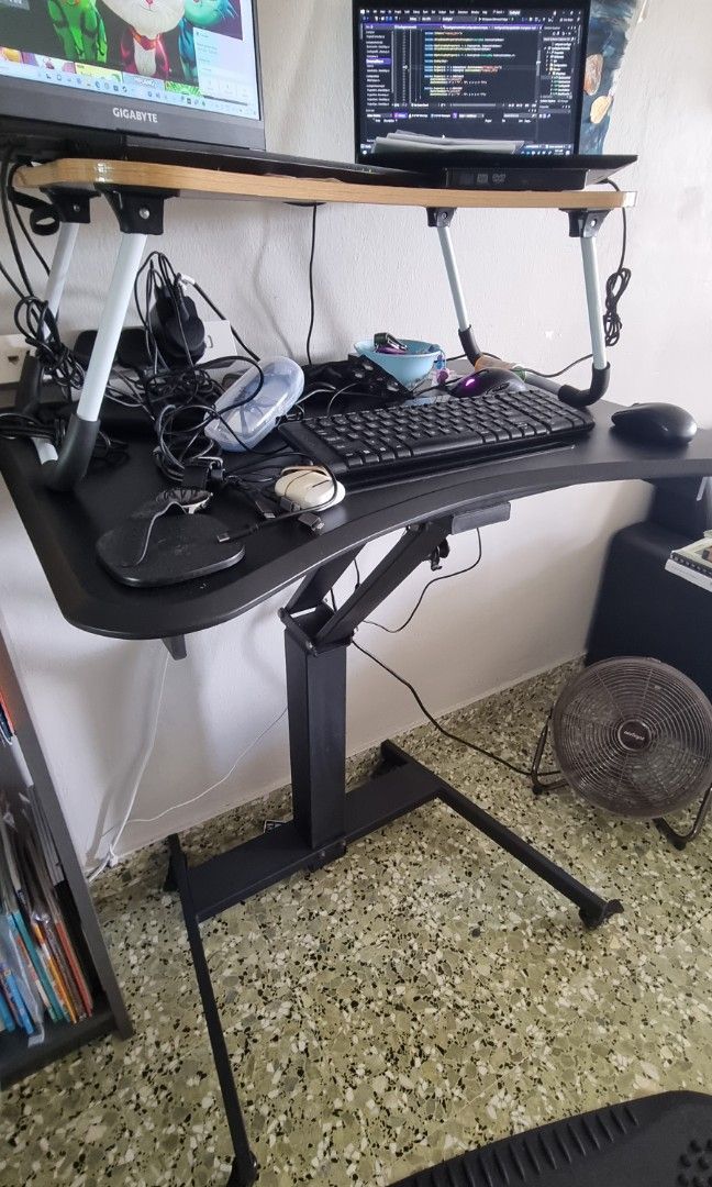 Convertible standing sitting desk