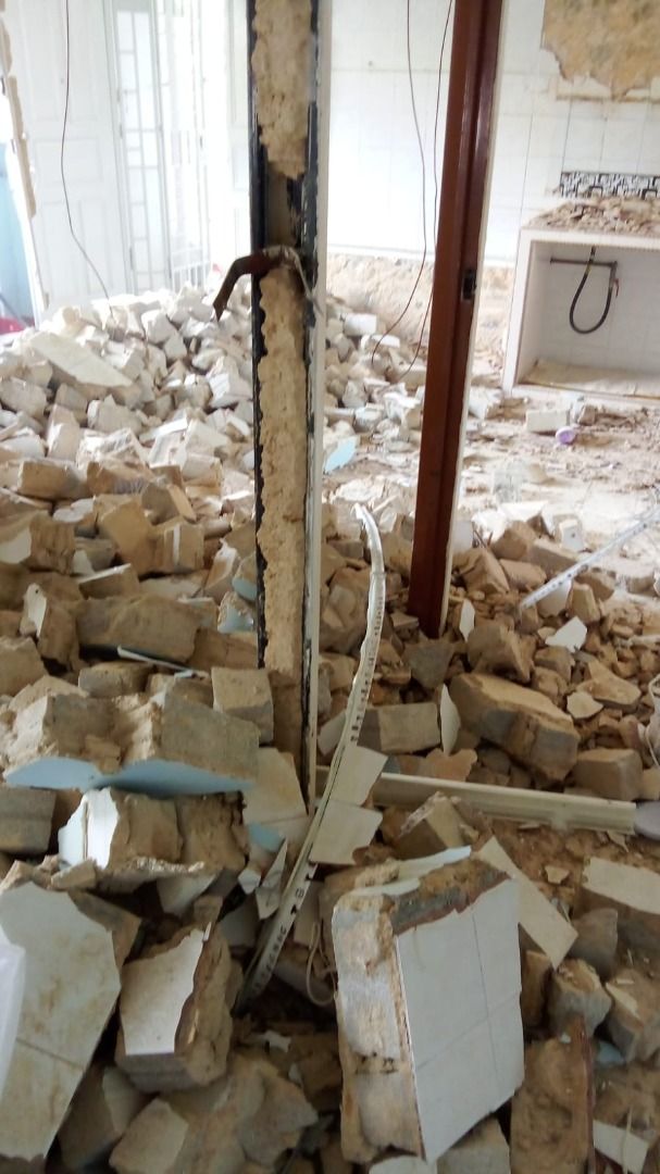 hacking-dismantling-dispose-wall-hacking-cabinet-disamntle-tiles
