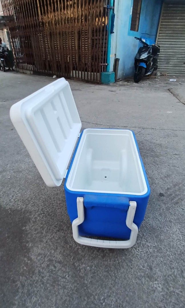 Heavy Duty Cooler with Drain Wheels and Pull Handle on Carousell