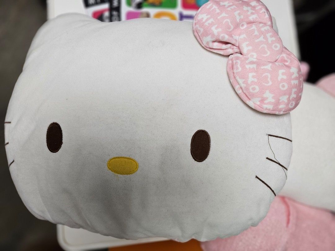 Hello Kitty 抱枕 公仔 （分類：咕𠱸）位於 Hong Kong。 由 yukiting1209 提交（商品編號 1237494484，圖片 3）。簡介： 實物如圖 可約地鐵沿線面交或郵費到付。