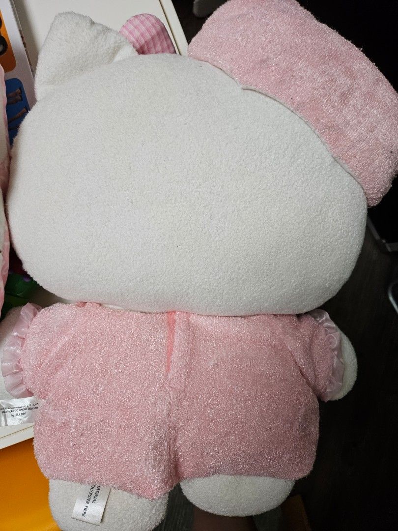 Hello Kitty 抱枕 公仔 （分類：咕𠱸）位於 Hong Kong。 由 yukiting1209 提交（商品編號 1237494484，圖片 2）。簡介： 實物如圖 可約地鐵沿線面交或郵費到付。