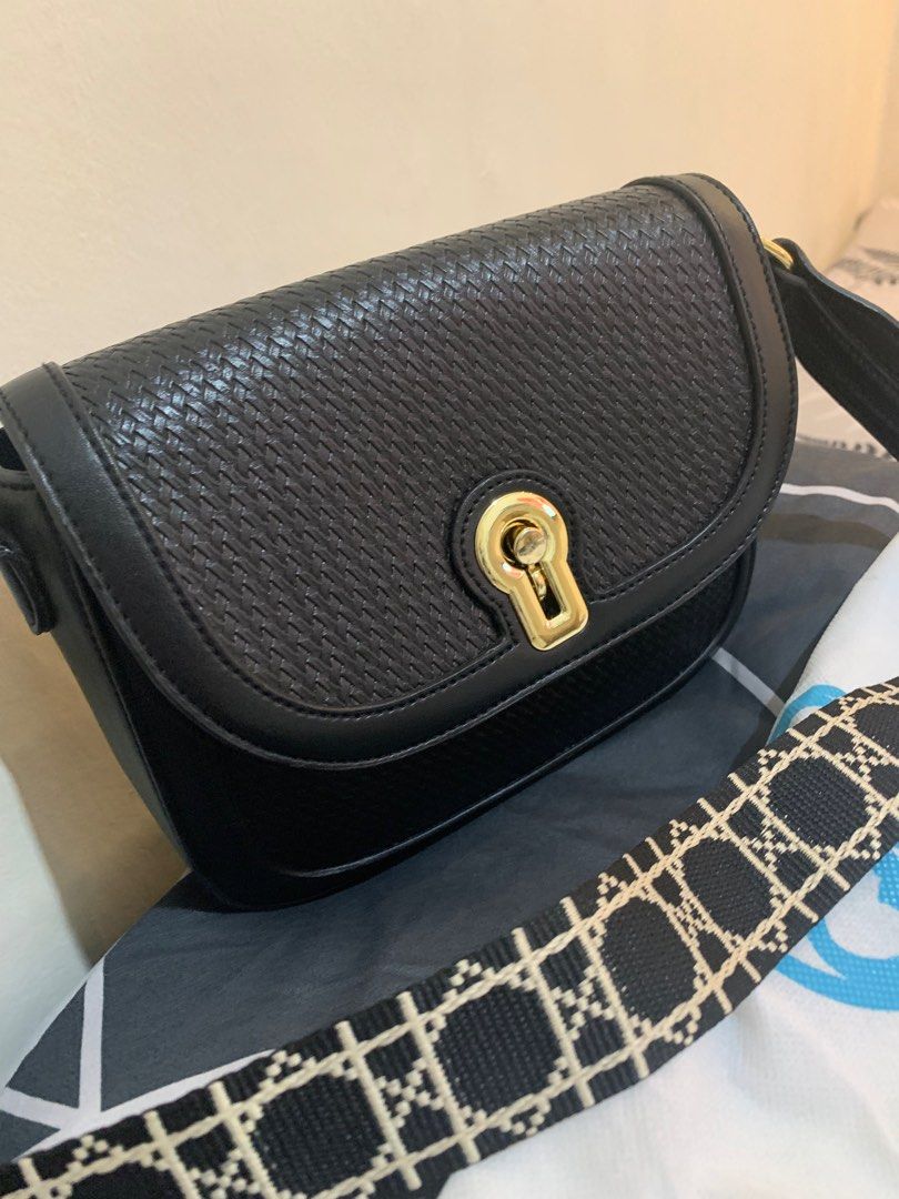 Les castino on Carousell