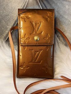 Managed to get my hands LV's reverse monogram card holder, which, on one  side matches my vintage bucket bag!! :) : r/handbags