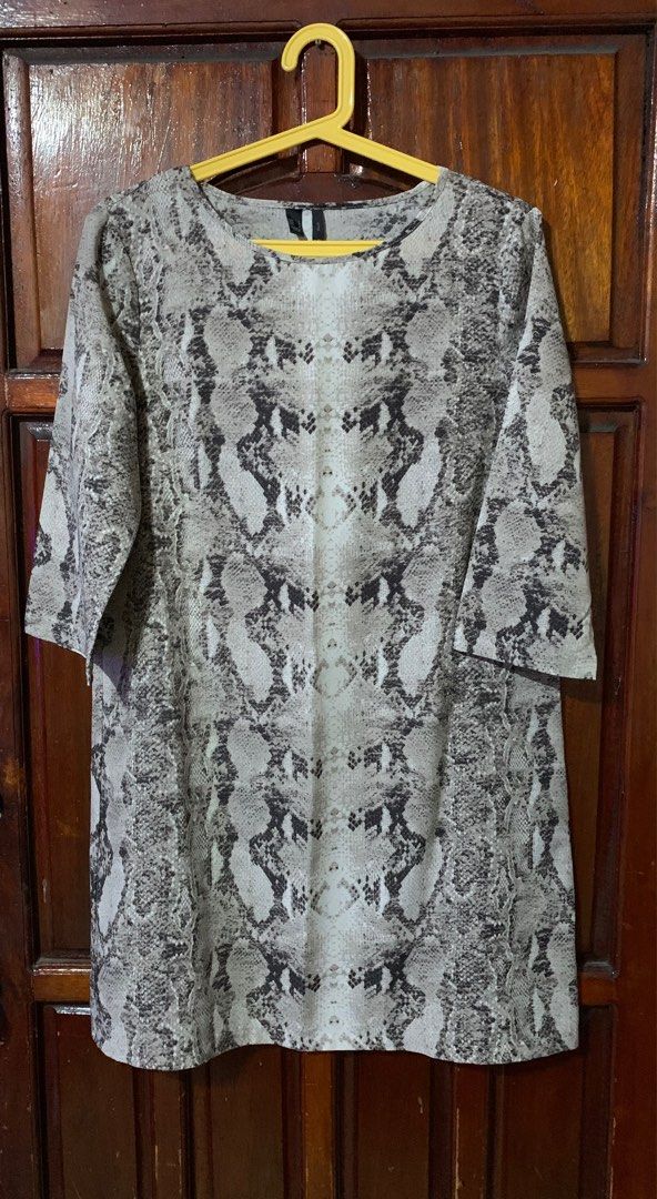 Mango Suit Dress (Category: Dresses) located in Makati City. Submitted by Prettynette (Listing ID 1237514322, Image 1). Description: Very good condition No flaw .