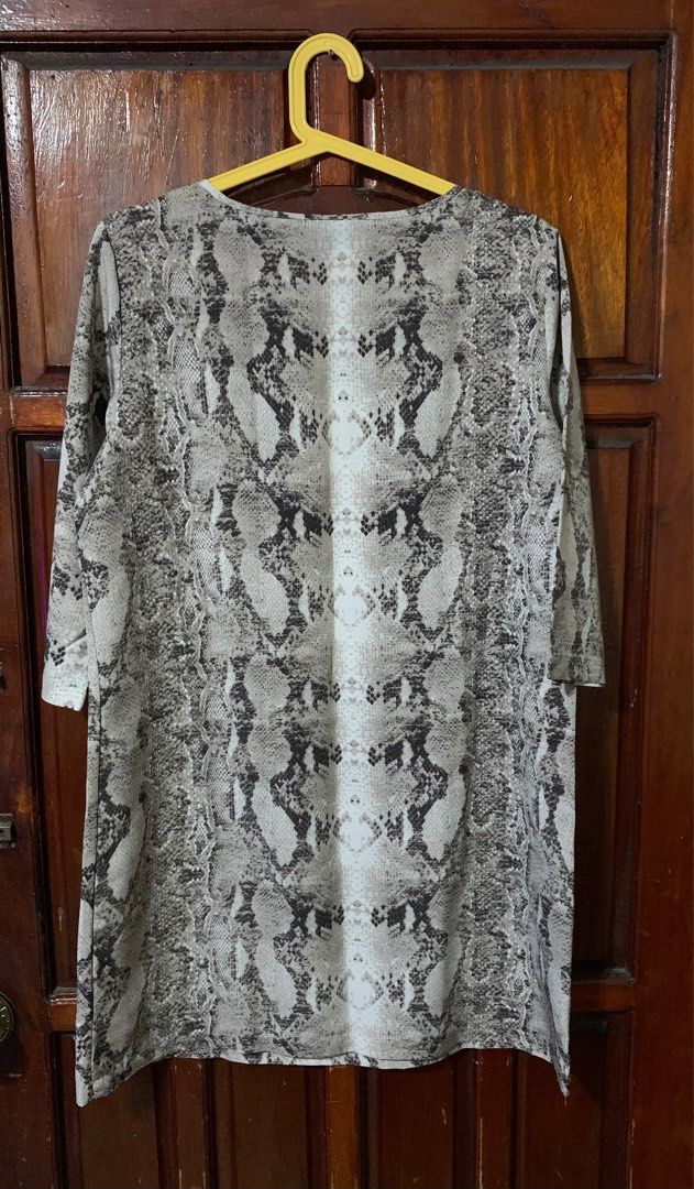 Mango Suit Dress (Category: Dresses) located in Makati City. Submitted by Prettynette (Listing ID 1237514322, Image 3). Description: Very good condition No flaw .