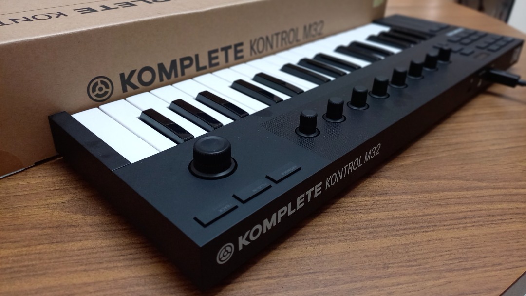 Native Instruments Komplete Kontrol M32 Midi Controller, Hobbies & Toys