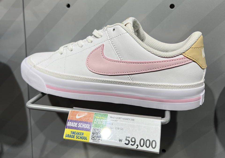 White nikes deals with pink