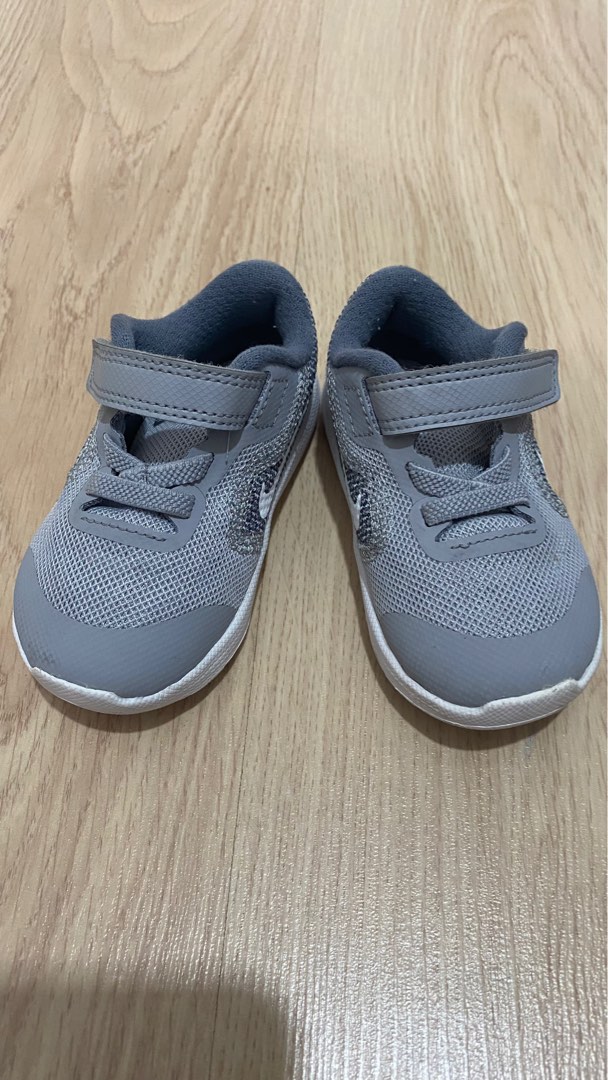Nike revolution 3 bebe deals
