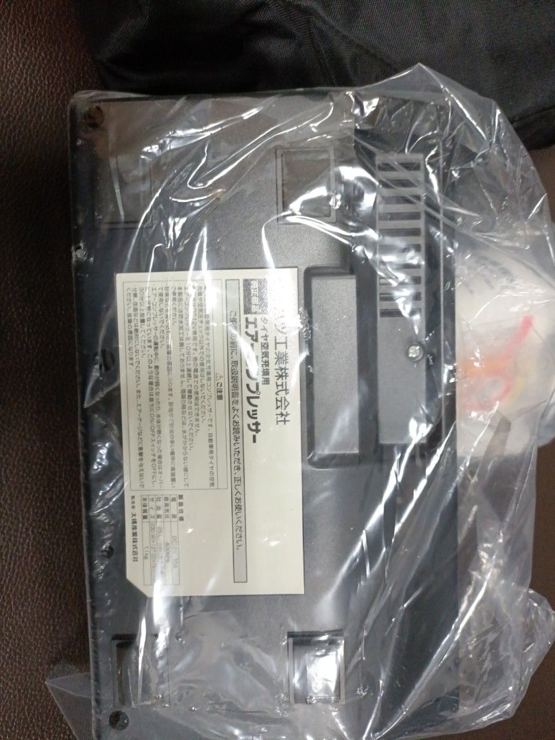 Protable tyre pressure pump (Category: Tools & Equipment) located in Singapore. Submitted by fcautogarage (Listing ID 1237476147, Image 3). Description: 400kpa 12V 230(w)x137(D)x79(H)mm 1.1kg made in Japan.