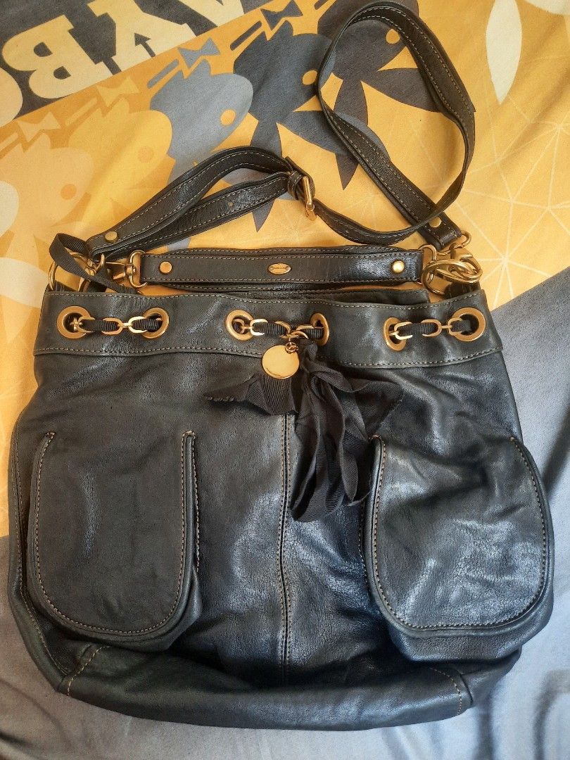 RABEANCO TWO WAY BAG (Category: Luxury Bags & Wallets) located in Batangas. Submitted by lynmejlight (Listing ID 1237405150, Image 1). Description: Rebeanco Two Way Bag. Soft leather material, ang ganda nya. Normalmsign of used only. Minimal fadings sa mga corner at sa lips ng bag pero hindi halata..