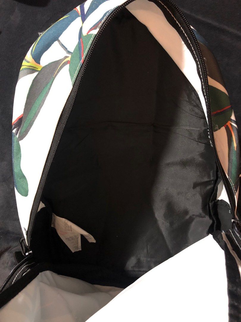 Ripcurl backpack (Category: Backpacks) located in Singapore. Submitted by emilynaa (Listing ID 1237459799, Image 2). Description: .