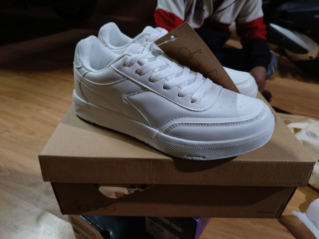 Sepatu diadora hot sale