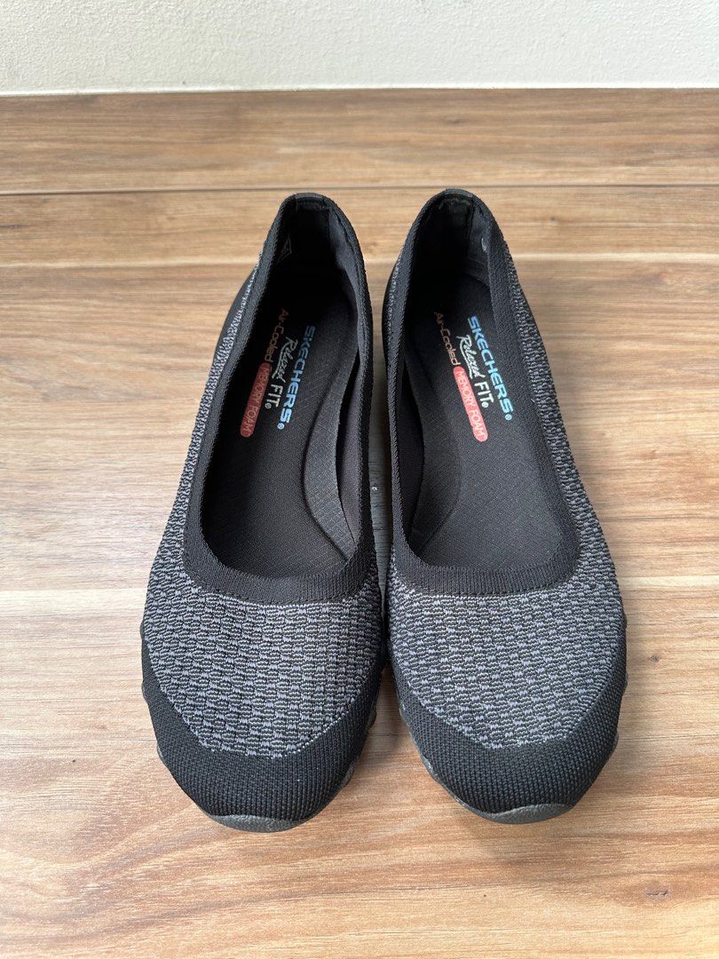 Relaxed discount fit skechers