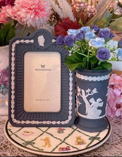 Stunning WEDGWOOD Jasperware Psyche Wounded Bound By Cupid Spill Vase & Depicting Cesar Photo Frame
