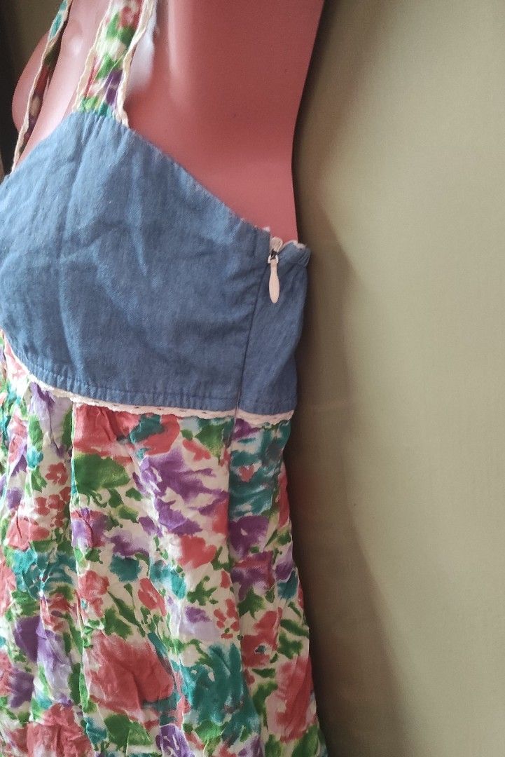 Summer sleeveless floral top (Category: Sleeveless) located in Manila. Submitted by the_simple_things (Listing ID 1237494008, Image 2). Description: Excellent used condition very nice in actual side zipper opening/closure Size small.