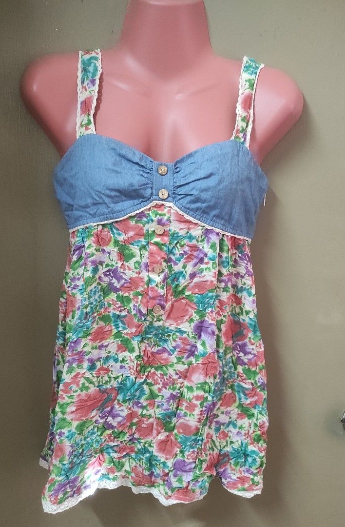 Summer sleeveless floral top (Category: Sleeveless) located in Manila. Submitted by the_simple_things (Listing ID 1237494008, Image 1). Description: Excellent used condition very nice in actual side zipper opening/closure Size small.