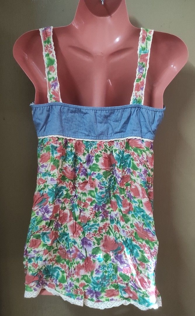 Summer sleeveless floral top (Category: Sleeveless) located in Manila. Submitted by the_simple_things (Listing ID 1237494008, Image 3). Description: Excellent used condition very nice in actual side zipper opening/closure Size small.