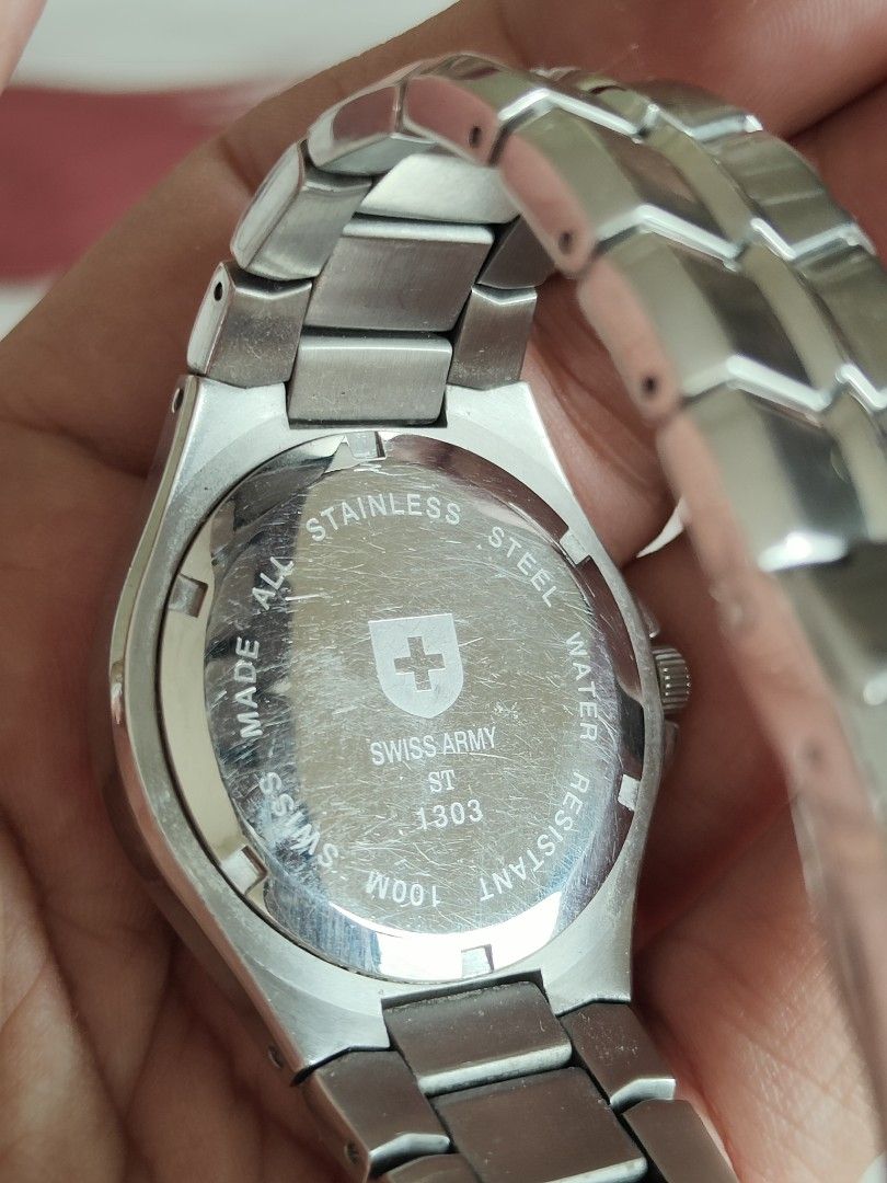 Swiss Army Watch (Category: Luxury Watches) located in Quezon City. Submitted by gadgetsun (Listing ID 1237392774, Image 3). Description: .