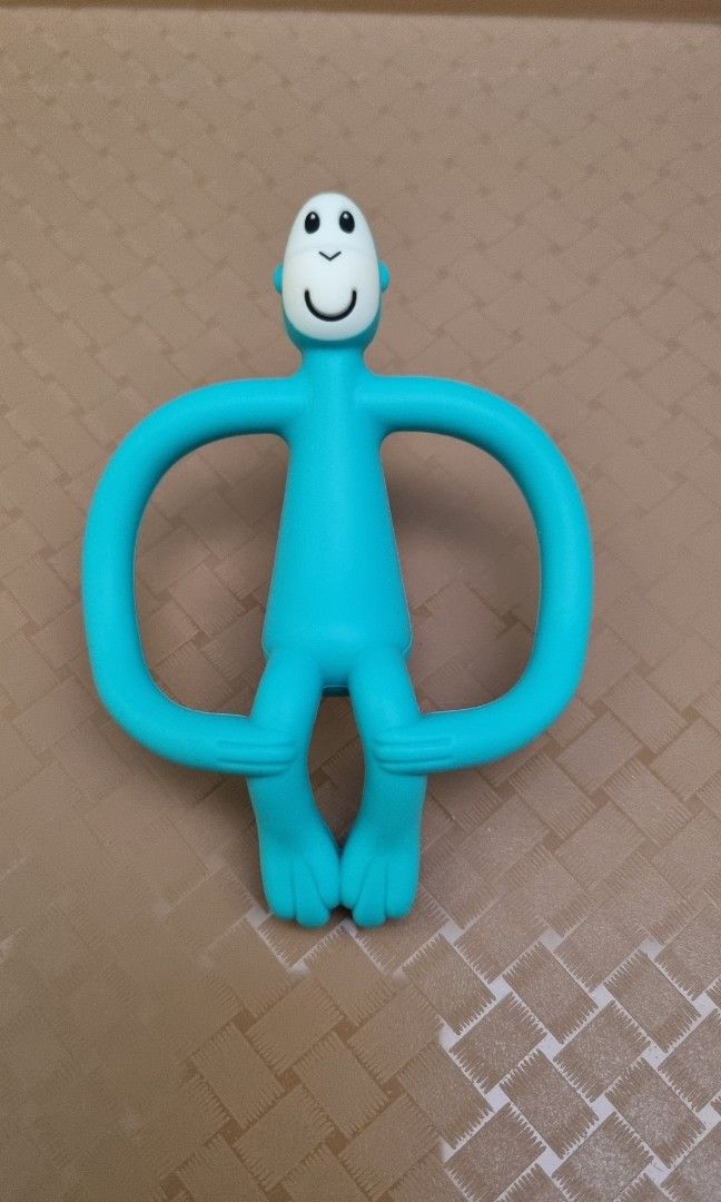 Teether monkey matchstick (Kategori: Orang Tua, Bayi & Anak - Lainnya) berada di Jakarta Barat. Dikirim oleh lenamochi_cloud (ID iklan 1237361268, Gambar 1). Deskripsi: Matchstick Monkey adalah mainan gigi karakter kera yang menyenangkan dan fleksibel; membantu merangsang pertumbuhan gigi dan gusi bayi melalui tekstur permukaan teethernya yang lembut membantu menenangkan gusi bayi. Bagian permukaannya yang bertekstur lembut dan aman, dirancang un