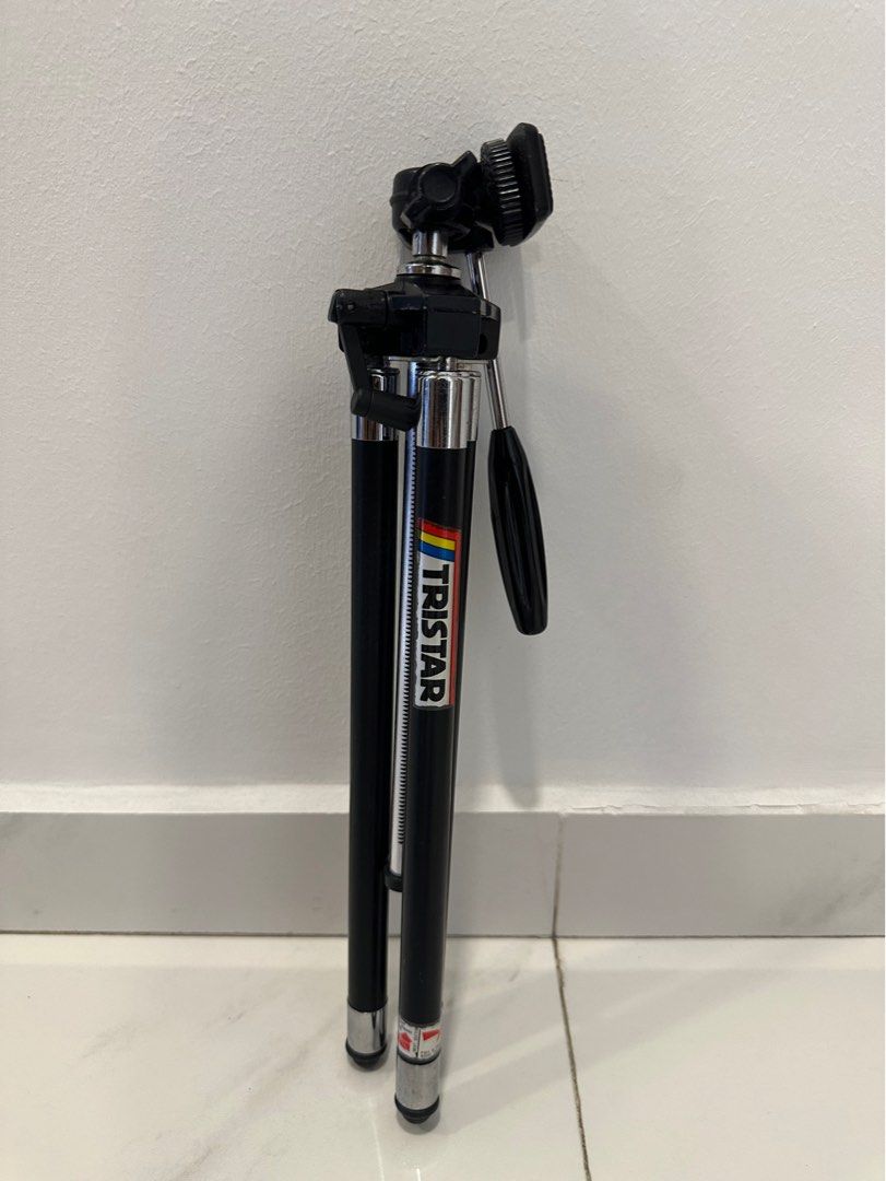 Tripod (Category: Tripods & Monopods) located in Singapore. Submitted by shersnug (Listing ID 1237446087, Image 2). Description: Extendable to 42-inch .