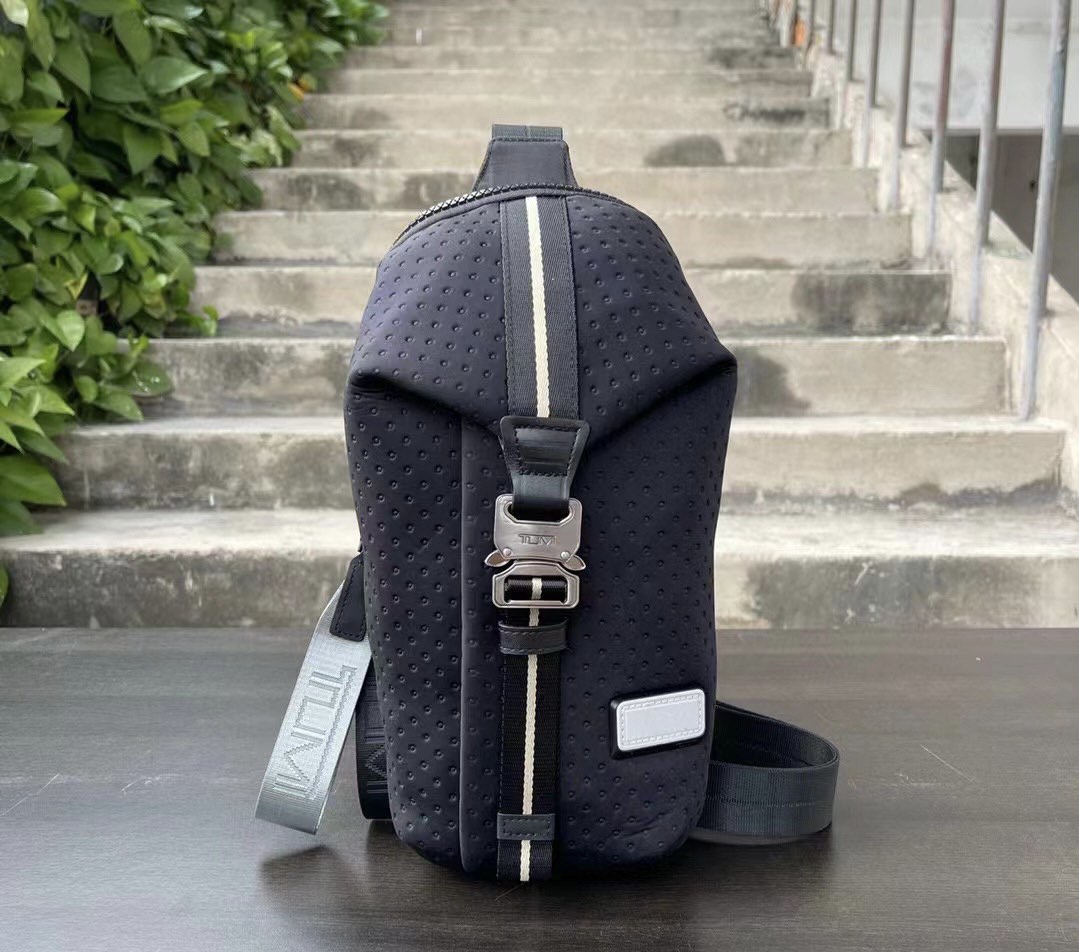 Tumi tahoe clearance bozeman sling