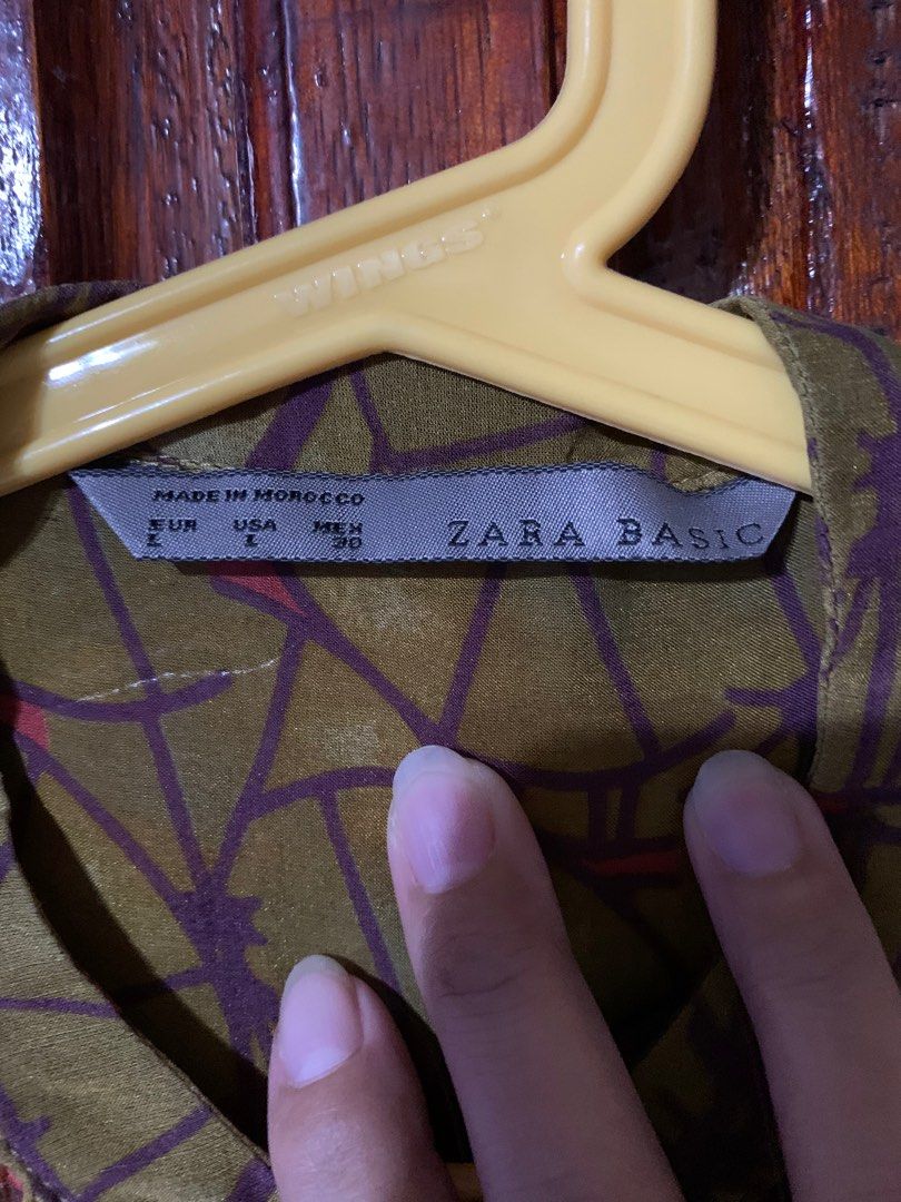 Zara Printed Top (Category: Blouses) located in Makati City. Submitted by Prettynette (Listing ID 1237513025, Image 2). Description: Good condition No flaw.