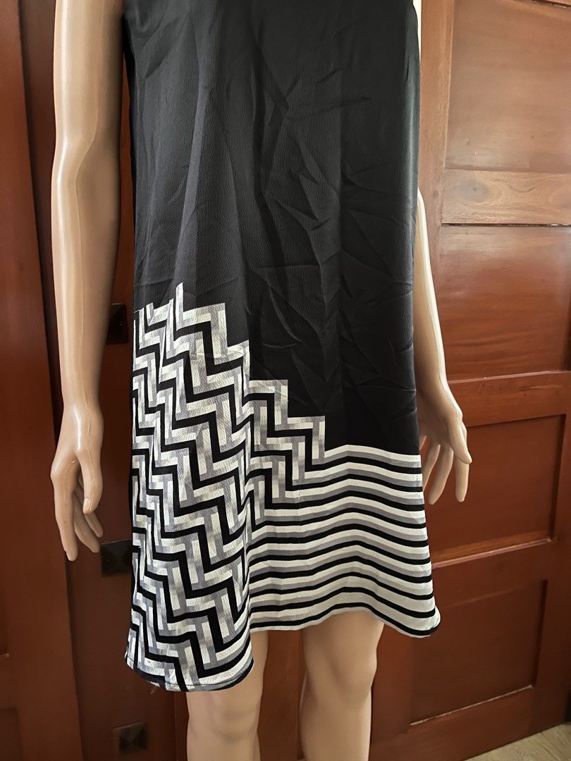 Black Geometric Sleeveless Dress (Category: Dresses) located in Quezon City. Submitted by obsidianee (Listing ID 1237559901, Image 2). Description: .