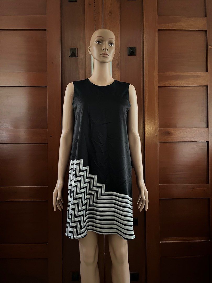 Black Geometric Sleeveless Dress (Category: Dresses) located in Quezon City. Submitted by obsidianee (Listing ID 1237559901, Image 1). Description: .