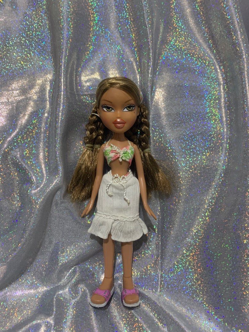 MGA Entertainment Bratz Hot Summer Dayz Series 10 Inch Doll - YASMIN in  Swimsuit with White Swimsuit Cover, Surfboard and Hairbrush
