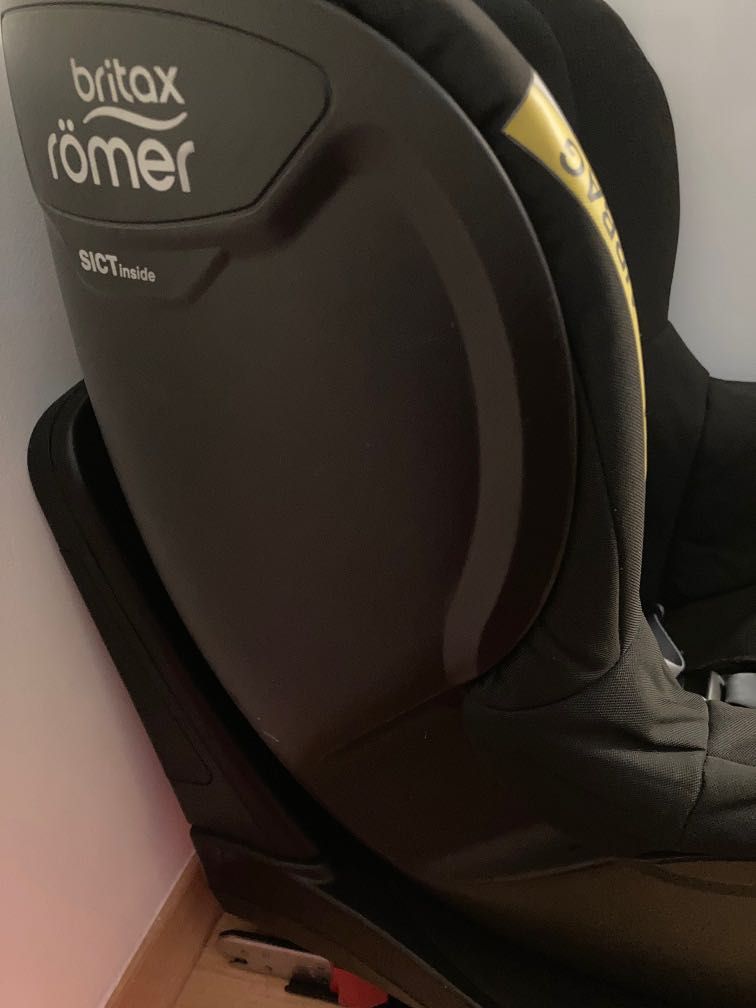 Black 360degrees Rotation Britax Romer Dualfix Car Seat Clean and in good condition