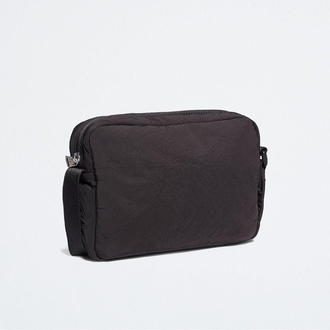 CALVIN KLEIN City Camera Bag 40W0640, Men's Fashion, Bags, Sling Bags on Carousell