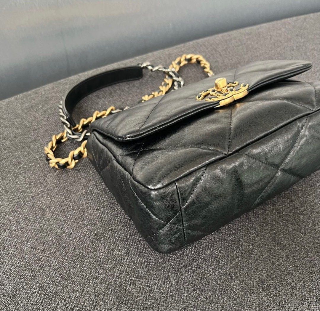 CHANEL 19 Flap Coin Purse Quilted Goatskin Chain Crossbody Bag Black