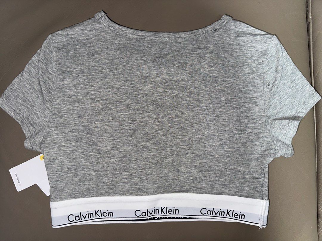 Calvin Klein T shirt bralette, 女裝, 上衣, 其他上衣- Carousell