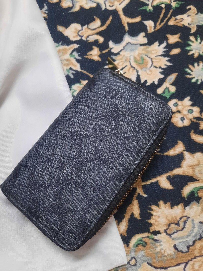 Coach (Category: Bags & Wallets) located in Kuala Lumpur. Submitted by rovva (Listing ID 1237658651, Image 3). Description: Someone bought for me. Lightly used..