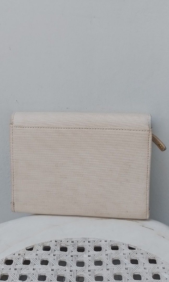 Coco milano wallet (Category: Wallets & Card holders) located in Taguig. Submitted by madisam (Listing ID 1237572070, Image 3). Description: preloved likenew nylon size : 5 inches high 6 inches wide.