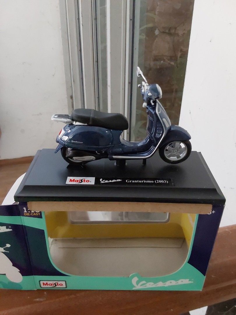 Diecast Vespa Granturismo 2003 midnight blue Maisto with stand and box like new on Carousell