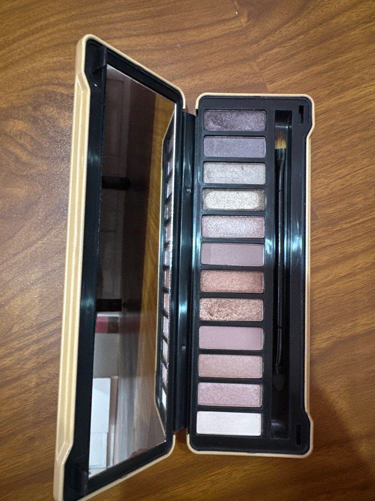 Eb12 Color Eb Advance Uncover 12 Color Eyeshadow on Carousell